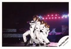 【中古】生写真(ジャニーズ) Hey! Say! JUMP/山田涼介/ライブフォト・全身・衣装白・左向き・足開き・一列・後ろメンバー/公式生写真