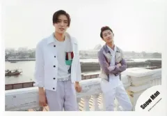 【中古】生写真(ジャニーズ) Snow Man/目黒蓮・岩本照/横型・膝上/Snow Man 海外(タイ)オフショット/公式生写真