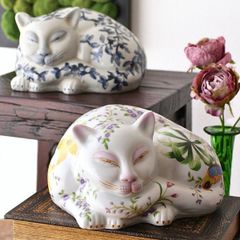 猫 置物 陶器 玄関 インテリア ねこ 置き物 オブジェ 雑貨 上品 エレガント アンティーク調 花 鳥 絵付け 焼き物 まどろみネコの陶器ネコ 2タイプ