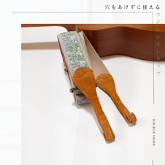 「穴をあけずに使えるウクレレストラップ」　藤紫色のボタニカル柄　刺繍　カラメルブラウン色のフック　幅3.8㎝