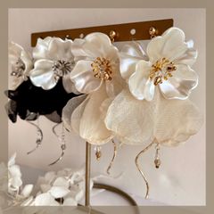 《304ステンレス 24KGP》ハンドメイドピアス ブライダル パールフラワー シフォンレース メタル 大ぶり クリアビーズ イヤリング イヤリング