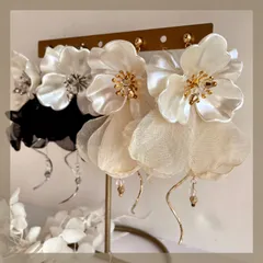 【ブライダル花嫁様おすすめ】大ぶりパールフラワー×シフォンレース/結婚式 ウェディング 前撮り カラードレス/ゴールド シルバー ブラック オフホワイト/メタルクリアビーズ チャーム/金属アレルギー対応 ステンレス24金コーティング/華やか 春夏秋冬 お花