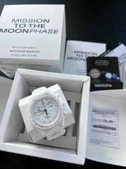 新品 Swatch x Omega Bioceramic Moonswatch Mission To Moonphase Snoopy SO33W700 スウォッチxオメガバイオセラミックス ムーンウォッチ 月面着陸計画 スヌーピー