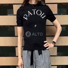 【2025春夏物モデル】☆3/25入荷☆ PATOU パトゥ KN0688045 ジャカードショートスリーブ ニット 半袖 ロゴ入り ★選べる2カラー★ホワイト/ブラック レディース