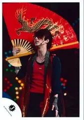 【中古】生写真(ジャニーズ) Kis-My-Ft2/藤ヶ谷太輔/ライブフォト・膝上・衣装黒、赤・ストール・右手巨大扇子/公式生写真