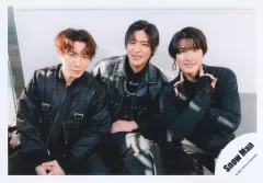 【中古】生写真(ジャニーズ) Snow Man/渡辺翔太・目黒蓮・向井康二/横型・膝上/アルバム「i DO ME」MV＆ジャケ写オフショット/公式生写真