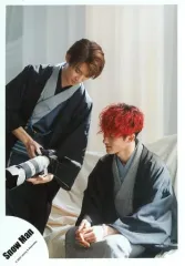 【中古】生写真(ジャニーズ) Snow Man/向井康二・岩本照/膝上/シングル「タペストリー / W」MV＆ジャケ写オフショット/公式生写真
