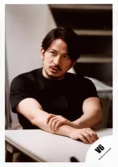 【中古】生写真(ジャニーズ) V6/岡田准一/バストアップ・座り・衣装黒・両手テーブルの上/「Crazy Rays/KEEP GOING」ジャケ写＆PV撮影オフショット/公式生写真