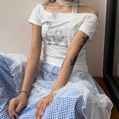 【🍒ストラップ付きレース半袖ワンショルダーTシャツ】ホワイト 白 ロゴ レース フリル⌇オフショルダー ワンショル 肩見せ⌇﻿スカーフ マフラー ﻿セット⌇﻿シズニルック 無彩色ルック パンク バレエコア y2k サブカル グランジ⌇流行り トレンド ﻿韓国