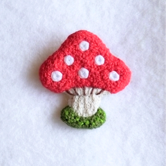 ブローチ　ハンドメイド　刺繍　刺繍ブローチ　刺しゅう　手刺繍　手作り　赤　レッド　白　ホワイト　ドット　水玉　三角　きのこ　キノコ　メルヘン　レトロ　可愛い　子供　お出かけ　キュート　ポップ