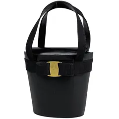 極美品　希少モデル　フェラガモ バケツ　ショルダーバッグ　ヴァラ　黒　ブラック ラグジュアリーブランド Salvatore Ferragamoからヴァラプレート