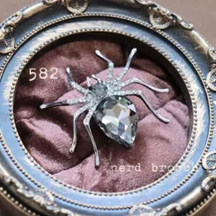 大粒クリスタルのスパイダーブローチ　蜘蛛 カジュアル 新品 大人 クモ 虫 メンズ コサージュ キラキラ 男女兼用 生き物 NerD