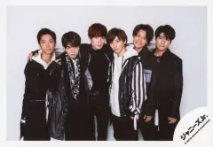【中古】生写真(ジャニーズ) SixTONES/集合(6人)/横型・膝上・衣装白・黒・横並び・肩組み・背景白/「アーティスト写真撮影」オフショット/公式生写真