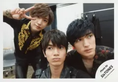 【中古】生写真(ジャニーズ) SixTONES/集合(3人)/横型・膝上・衣装黒・京本右手ピース・高地目線左・ジェシー目線右/「ジャニーズJr.8・8祭り～東京ドームから始まる～」セルフィー/公式生写真