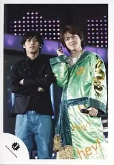 【中古】生写真(ジャニーズ) 関ジャニ∞/錦戸亮・丸山隆平/錦戸衣装黒・丸山衣装緑・腕組み/公式生写真