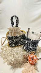 北欧風花柄の巾着バッグとスマホショルダーのセット　ハンドメイド　カメリア　 巾着バッグ　スマホポーチ　スマホケース　北欧　巾着　iPhone　android