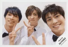 【中古】生写真(ジャニーズ) SixTONES/集合(3人)/横型・バストアップ・衣装白・田中左手ピース・森本京本右手ピース・背景白/「ジャニーズJr.8・8祭り～東京ドームから始まる～」セルフィー/公式生写真