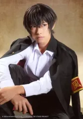 【中古】生写真(男性) 岸本勇太(雲雀恭弥)/膝上・背景ベージュ・キャラクターショット/「『家庭教師ヒットマンREBORN!』the STAGE -vs VARIA partII-」ランダムブロマイド