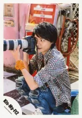 【中古】生写真(ジャニーズ) Kis-My-Ft2/横尾渉/全身・座り・衣装黒・ピンク・星柄・左向き・両手カメラ/「Sha la la☆Summer Time」PV＆ジャケ写撮影/公式生写真