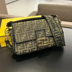 2025年最新】fendi バッグ バゲットの人気アイテム - メルカリ