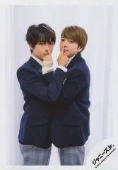 【中古】生写真(ジャニーズ) なにわ男子/大西流星・西畑大吾/膝上・衣装紺・グレー・制服・向き合い・人差し指お互いの鼻・背景白/「なにわ男子 First Live Tour 2019～なにわと一緒に#アオハルしよ?～」グッズオフショット/公式生写真