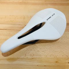 【良品】 EC90 カーボン サドル 超軽量 118g ショートノーズ ホワイト カーボンレール カーボンベース ヒルクライム 穴あき　carbon 清掃済
