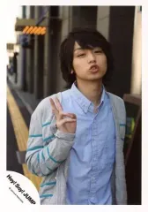 【中古】生写真(ジャニーズ) Hey! Say! JUMP/伊野尾慧/上半身・衣装グレー・青シャツ・右手ピース・口すぼめ・野外/公式生写真