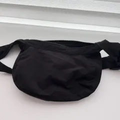 COS クロスボディショルダーバッグ　男女兼用 ユニセックス 関税込 COS レザー クロスボディバッグ (COS