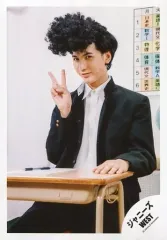 【中古】生写真(ジャニーズ) ジャニーズWEST/藤井流星/膝上・座り・衣装黒・白・制服・右手ピース/アルバム「WESTV!」MV＆ジャケ写オフショット/公式生写真