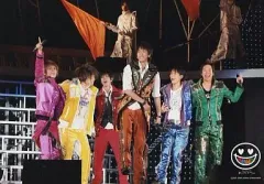 【中古】生写真(ジャニーズ) NEWS/集合(6人)/ライブフォト・横型・センター小山衣装オレンジ白.山下衣装赤黒・手越衣装ピンク.右手人差し指立て/「NEWS CONCERT TOUR pacific 2007-2008」ライブフォトセット