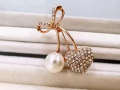 【ブローチ】さくらんぼ　ピンクゴールド　ブローチ　パール　ラインストーン　リボン　チェリー