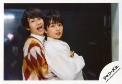 【中古】生写真(ジャニーズ) なにわ男子/大西流星・藤原丈一郎/横型・上半身・衣装赤・黄・白・体右向き・藤原後ろから抱締め・窓辺/「関西ジャニーズJr. LIVE 2019 Happy 2year!! ～今年も関ジュとChu Year!!～」オフショット/公式