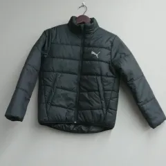 M10038 PUMA キッズ服 ジャケット１５０㎝  ダウンコート 中綿 ブラック 秋冬用 フロントジッパー ロゴ刺繍 パデッドジャケット 防寒 ポケット付き