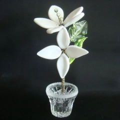 葉がウランガラスの花　byチェコボヘミアガラス