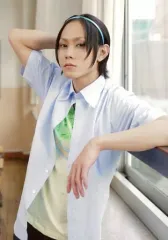 【中古】生写真(男性) 玉城裕規(東堂尽八)/膝上・衣装水色・黄緑・制服・左向き・右手頭の後ろ・窓際・キャラクターショット/舞台『弱虫ペダル』箱根学園篇～眠れる直線鬼～ブロマイド