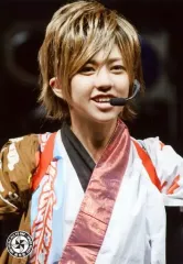 【中古】生写真(女性) 風男塾/赤園虎次郎/ライブフォト・上半身・衣装白赤茶水色・イヤホンマイク・口開き/公式生写真