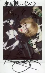 【中古】生写真(男性) ☆A＆D/KENZy/直筆サイン・メッセージ入り「変な顔・・・」・横型・バストアップ・衣装白黒・手袋・眼鏡・両手丸/生チェキ