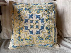 ウズベキスタン直輸入他では見つからない極上のシルク手刺繍スザニクッションカバー/マスターピース/30×30/地も裏地も全て上質シルク細かいシルク糸の手刺繍のクッション柄