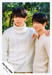 【中古】生写真(ジャニーズ) Hey! Say! JUMP/山田涼介・知念侑李/上半身・衣装白・山田左手知念の肩・目線左・野外/16-17冬 コンサートグッズ撮影/公式生写真