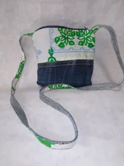 ジーンズをリメイクした斜めかけバッグ　ハワイアンキルト柄