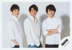 【中古】生写真(ジャニーズ) 嵐/集合(3人)/横型・膝上・シャツ白・目線右・センター相葉・両手ポケット・櫻井腕組み/16春夏 ARASHI “Japonism Show” in ARENA パンフレット＆グッズ撮影オフショット/公式生写真