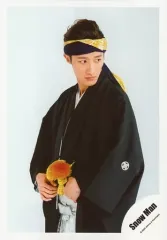 【中古】生写真(ジャニーズ) Snow Man/岩本照/膝上・衣装黒・袴・両手曲げ・左向き・目線右・背景白/「アクリルスタンドII」オフショット/公式生写真