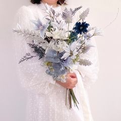 くすみブルーのナチュラルクラッチブーケ　青白　アーティフィシャルフラワー　ウェディングブーケ　ブートニア付　造花　胡蝶蘭