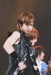 【中古】生写真(ジャニーズ) 関ジャニ∞/大倉忠義 /ライブフォト・上半身・衣装黒・体右向き・目線正面・後ろにメンバー・枠無し/クリスマスパーティー限定公式生写真