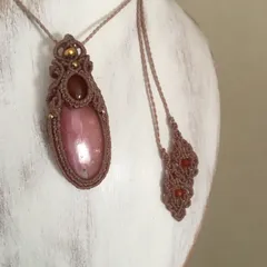 ピンクオパールとカーネリアンのペンダント