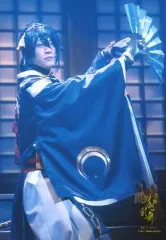 【中古】生写真(男性) 鈴木拡樹(三日月宗近)/ライブフォト・膝上・右手扇子・キャラクターショット/舞台「『刀剣乱舞』 義伝 暁の独眼竜」ローソンプリント限定ブロマイド 第4弾