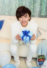 【中古】生写真(ジャニーズ) 関西ジャニーズJr./道枝駿佑/全身・座り・衣装白・両手プレゼントの箱/「X’mas SHOW 2017」オリジナルフォト