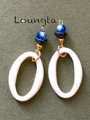 3025チェコビーズピアス ブルー アイボリー 大ぶりピアス 樹脂ピアス