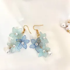 パールまお花の連なる揺れるピアス 水色 青 透明感 爽やか グラデーション