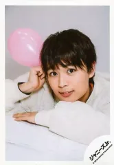 【中古】生写真(ジャニーズ) なにわ男子/大西流星/バストアップ・衣装白・うつ伏せ・右手風船・背景白/「関西ジャニーズJr. LIVE 2019 Happy 2year!! ～今年も関ジュとChu Year!!～」オフショット/公式生写真